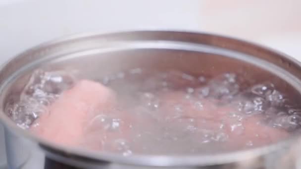 Salsichas apetitosas são fervidas em close-up de água. Fervura — Vídeo de Stock