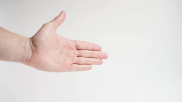 Mano de hombre mostrando un gesto de bienvenida y apretón de manos sobre un fondo blanco — Vídeos de Stock