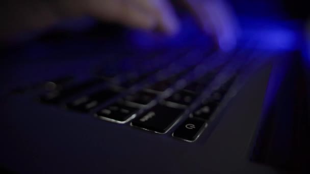 Mani digitando su una tastiera portatile al buio con luci lampeggianti della polizia — Video Stock