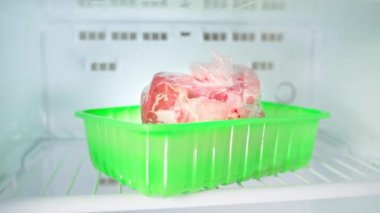 Donmuş et buzdolabının boş dondurucusunda yatıyor.