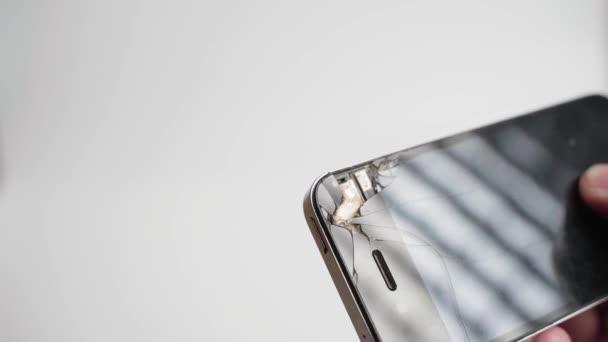 Kiev, Ucrania - 16 de enero de 2022: Apple iphone 4s con una pantalla rota en primer plano sobre un fondo blanco — Vídeo de stock