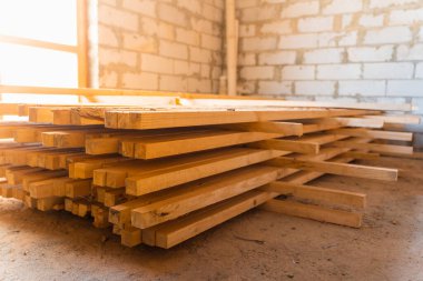 İnşaat alanındaki uzun ahşap parmaklıkların deposu.