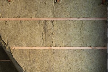 Çatı yeşil mineral yünüyle yalıtılmış. Yalıtımın yatay döşemesi birinci katmana enlemesine