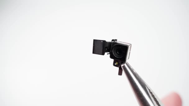 Модуль камеры телефона с кабельным крупным планом на белом фоне — стоковое видео