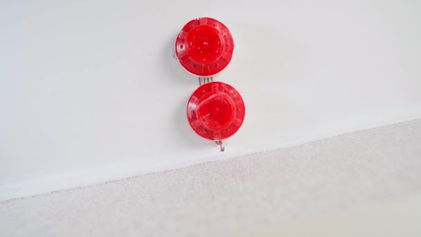 Červený požární senzor na stropě, požární hlásič pod ochranným krytem — Stock video