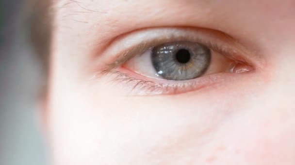 Το μάτι κοιτάζει την κάμερα και ανοιγοκλείνει τα μάτια. Μπλε-πράσινο δεξί μάτι — Αρχείο Βίντεο