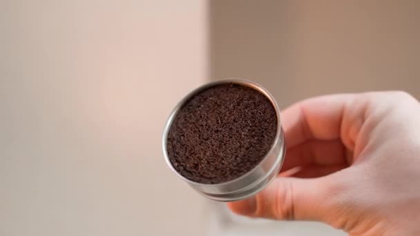 Terrenos de café depois de fazer café em uma cafeteira close-up em uma mão. Bagaço de café e resíduo de café na cozinha — Vídeo de Stock