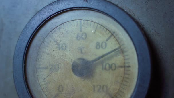 矢で温度計に急激な温度降下。ボイラー冷却を加熱する。矢で生体力学的温度計 — ストック動画