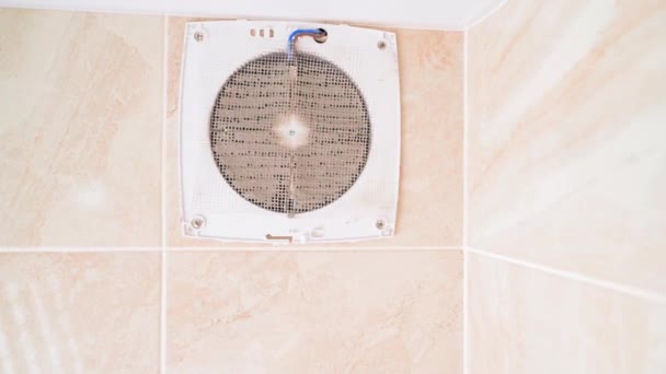 Filtr powietrza w łazience zapchany kurzem — Wideo stockowe