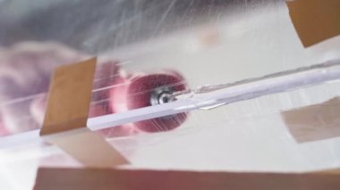 Yapıştırıcı tabancasından şeffaf pleksiglass yapıştırmak.