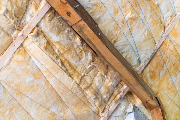 Pamuk çarşaf yalıtımlı özel bir evin tavanının yalıtımı