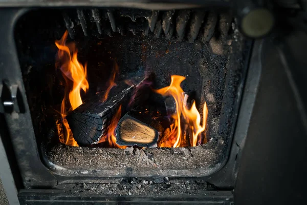 Katı bir su kazanında yakılacak odun yanıkları. Kazan kapısını aç.