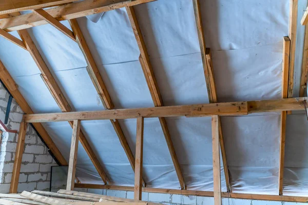 Yalıtımlı çatı kapanışı. Hidrobariyer eklemleri. çatı kirişleri