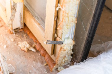 Parçalanmış plastik pencerelere köpük monte ediliyor. Eskimiş pencerelerin değiştirilmesi