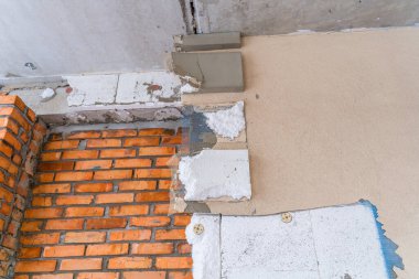 Parçalanmış polistiren izolasyon ve özel bir evin ön kaplaması. Evin dış kısmının yeniden yapılandırılması.