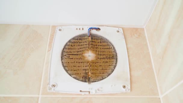 Špinavý vzduchový filtr. Hnědý prach a tuk na filtrační mřížce v koupelně — Stock video