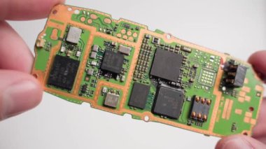 Kyiv, Ukrayna - 16 Ocak 2022: Eski telefonun elektronik devre kartı beyaz arka planda yakın plan elde
