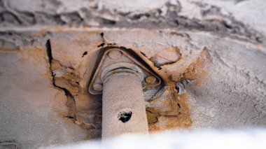 Çürük bir araba amortisörü montajı. Kış sonrası araba cesedinin aşınması. Bir arabanın paslı destekleyici yapıları