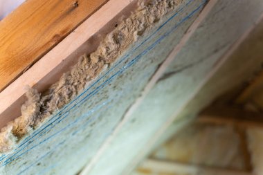 Çatı, yeşil mineral yünüyle yalıtılmış.