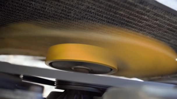 Un ventilateur jaune tourne devant un radiateur de voiture pour refroidir le moteur, gros plan — Video