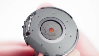 Lensteki bıçak diyafram mekanizması.