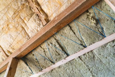 Bir çerçevede mineral ve cam yün karşılaştırması. Çatı yalıtım teknolojisi. Sayfa yalıtımı