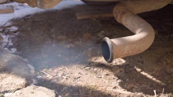 Du tuyau d'échappement rouillé d'une vieille voiture diesel, de la fumée sort lorsqu'elle est gazée. Émissions et pollution des vieilles voitures — Video