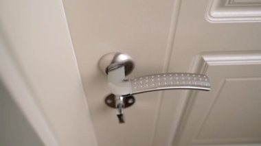 Ön kapının kolu ve kilidi içeriden, yakın plan.