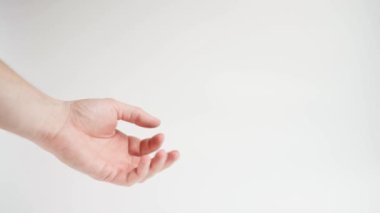 Sol el, beyaz arka planda yumruğunu sıkıyor.