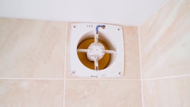 Ventilatore di scarico in bagno primo piano. Avvicinamento girante cappa rotante — Video Stock