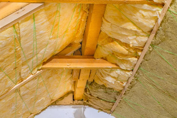 Izolacja Dachu Gwintem Polipropylenowym — Zdjęcie stockowe