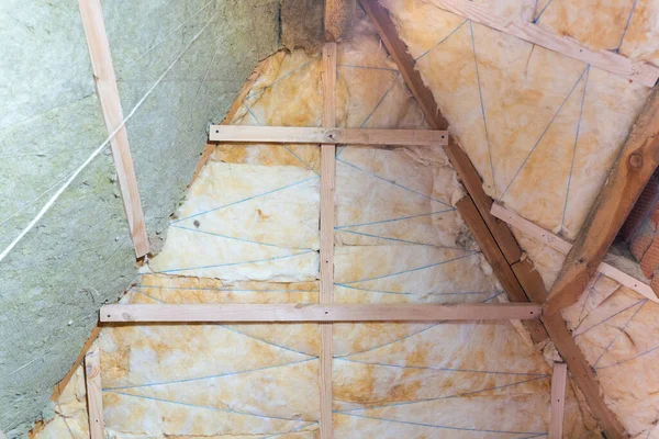Δύο Στρώματα Μόνωσης Στην Οροφή Σταδιακή Τοποθέτηση Του Κίτρινου Υαλοβάμβακα — Φωτογραφία Αρχείου