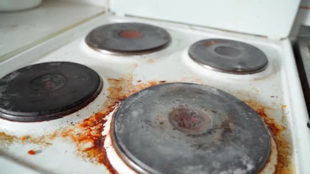 Vuil elektrisch fornuis in de keuken met verbrande vervuiling — Stockvideo