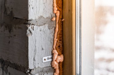 Kalitesiz köpük. Atmosferde köpük oluşturmanın verdiği tepki. Eski ve yeni takılan köpük