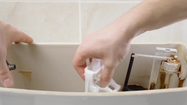 更换和修理厕所蓄水池内的配件 高质量的4K镜头 — 图库视频影像