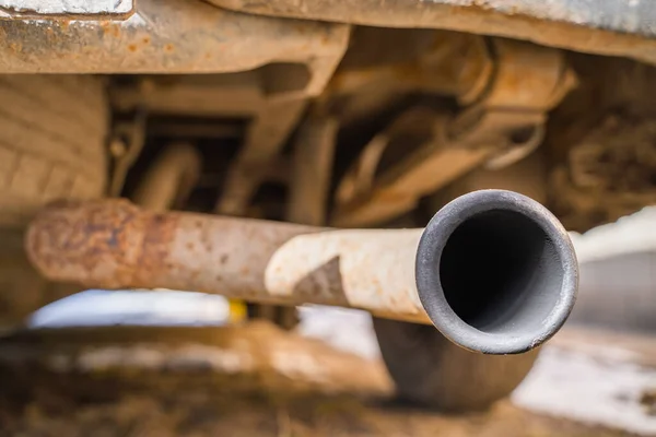 Exhaust Pipe Car Close Sunny Weather Rusty Bottom Air Emissions — Foto de Stock