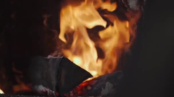 Сжигание огня в котле на твердом топливе для нагрева в замедленной съемке — стоковое видео