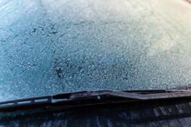 Arabanın ön camı don ve soğuk ısırığıyla kaplanmış.