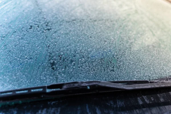 Arabanın ön camı don ve soğuk ısırığıyla kaplanmış.