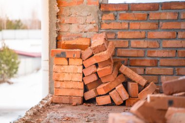 Özel bir evin balkonuna istiflenmiş kırmızı seramik tuğlalar.