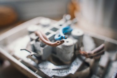 İnce bakır kabloları yakın plan kes. Sökülmüş elektrik prizi