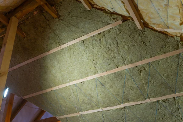 Dach Izolowany Jest Izolacją Blachy Mineralnej Wełna Mineralna Pokryta Jest — Zdjęcie stockowe