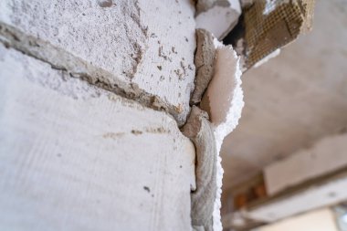 Havalandırılmış beton bloğa yapıştırılmış polistiren köpük.