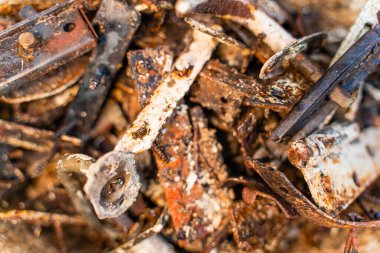 Yakın çekimde bulunan çeşitli paslı metal parçaları.