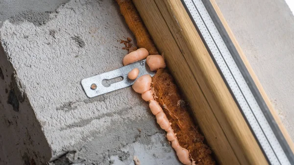 Kalitesiz köpük. Havalandırma beton bloğundan yapılmış bir duvara plastik bir pencere dikmek. Atmosferde köpük oluşturmanın verdiği tepki. Eski ve yeni takılan köpük