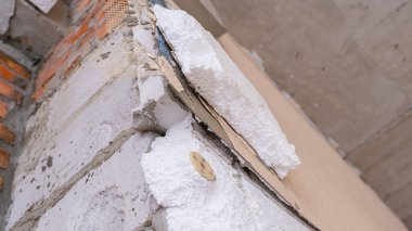 Parçalanmış polistiren izolasyon ve özel bir evin ön kaplaması. Evin dış kısmının yeniden yapılandırılması.