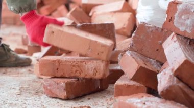 Kırmızı tuğla kuleyi başka bir yere nakledilmesi için katlıyorum. İnşaat alanında sıkı çalışma. Tuğlaları elle taşırken