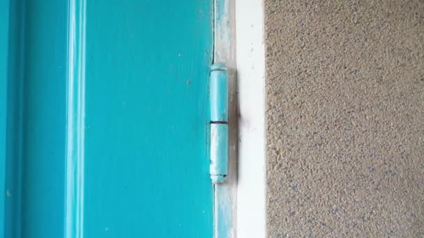 Cortina velha porta azul close-up. Fixação da porta para a parede — Vídeo de Stock