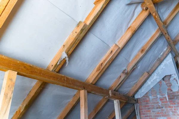 Yalıtımlı çatı kapanışı. Hidrobariyer eklemleri. çatı kirişleri