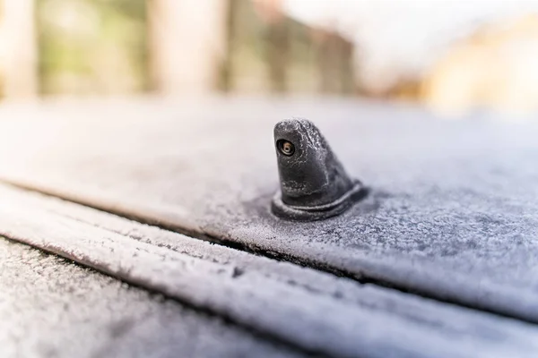 Araba cam yıkama hortumu, buzla kaplanmış.